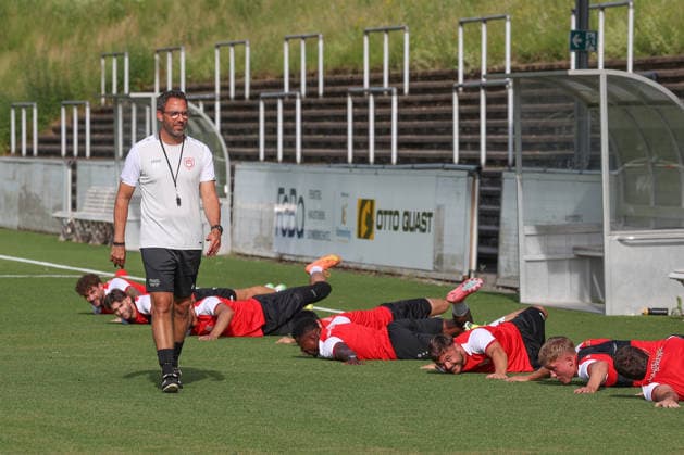 Trainer Boris Schommers (SI) li. Trainingsauftakt der Sportfreunde Siegen zur Saison 2026 2027 im Leimbachstadion auf dem Kunstrasenplatz. Fussball Regionalliga West, Trainingsauftakt, Sportfreunde Siegen, am 22.06.2026 in Siegen Deutschland. *** Coach Boris Schommers at the start of training for Sportfreunde Siegens 2026–2027 season at Leimbach Stadium on the artificial turf field. Soccer Regionalliga West, start of training, Sportfreunde Siegen, on June 22, 2026, in Siegen, Germany,detected_source_language