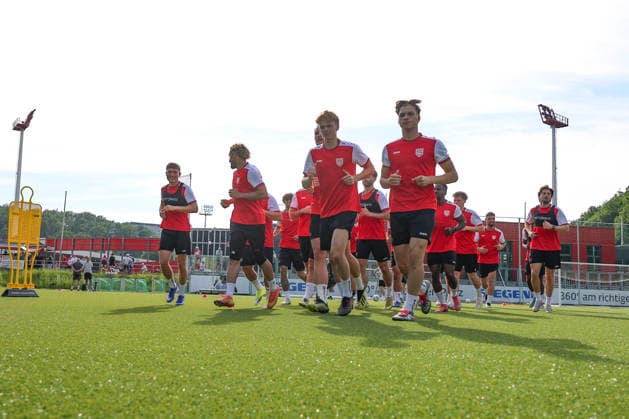 Trainingsauftakt der Sportfreunde Siegen zur Saison 2026 2027 im Leimbachstadion auf dem Kunstrasenplatz. Fussball Regionalliga West, Trainingsauftakt, Sportfreunde Siegen, am 22.06.2026 in Siegen Deutschland. *** Sportfreunde Siegens first training session of the 2026–2027 season at Leimbach Stadium on the artificial turf field; Regional League West, first training session, Sportfreunde Siegen, on June 22, 2026, in Siegen, Germany,detected_source_language