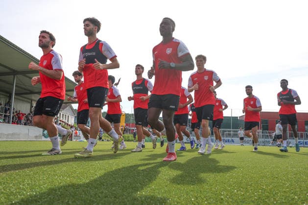 Trainingsauftakt der Sportfreunde Siegen zur Saison 2026 2027 im Leimbachstadion auf dem Kunstrasenplatz. Fussball Regionalliga West, Trainingsauftakt, Sportfreunde Siegen, am 22.06.2026 in Siegen Deutschland. *** Sportfreunde Siegens first training session of the 2026–2027 season at Leimbach Stadium on the artificial turf field; Regional League West, first training session, Sportfreunde Siegen, on June 22, 2026, in Siegen, Germany,detected_source_language