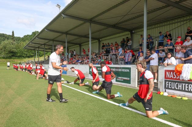 Trainer Boris Schommers (SI) li. Trainingsauftakt der Sportfreunde Siegen zur Saison 2026 2027 im Leimbachstadion auf dem Kunstrasenplatz. Fussball Regionalliga West, Trainingsauftakt, Sportfreunde Siegen, am 22.06.2026 in Siegen Deutschland. *** Coach Boris Schommers at the start of training for Sportfreunde Siegens 2026–2027 season at Leimbach Stadium on the artificial turf field. Regional League West, start of training, Sportfreunde Siegen, on June 22, 2026, in Siegen, Germany,detected_source_language