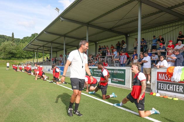 Trainer Boris Schommers (SI) li. Trainingsauftakt der Sportfreunde Siegen zur Saison 2026 2027 im Leimbachstadion auf dem Kunstrasenplatz. Fussball Regionalliga West, Trainingsauftakt, Sportfreunde Siegen, am 22.06.2026 in Siegen Deutschland. *** Coach Boris Schommers at the start of training for Sportfreunde Siegens 2026–2027 season at Leimbach Stadium on the artificial turf field. Regional League West, start of training, Sportfreunde Siegen, on June 22, 2026, in Siegen, Germany,detected_source_language