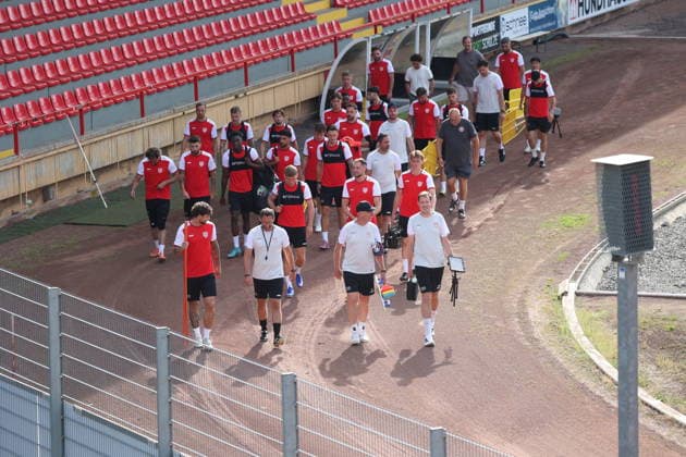 Trainingsauftakt der Sportfreunde Siegen zur Saison 2026 2027 im Leimbachstadion auf dem Kunstrasenplatz. Fussball Regionalliga West, Trainingsauftakt, Sportfreunde Siegen, am 22.06.2026 in Siegen Deutschland. *** Sportfreunde Siegens first training session of the 2026–2027 season at Leimbach Stadium on the artificial turf field; Regional League West, first training session, Sportfreunde Siegen, on June 22, 2026, in Siegen, Germany,detected_source_language