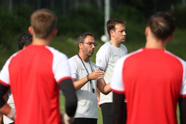 Trainer Boris Schommers (SI) Mi. Trainingsauftakt der Sportfreunde Siegen zur Saison 2026 2027 im Leimbachstadion auf dem Kunstrasenplatz. Fussball Regionalliga West, Trainingsauftakt, Sportfreunde Siegen, am 22.06.2026 in Siegen Deutschland. *** Coach Boris Schommers