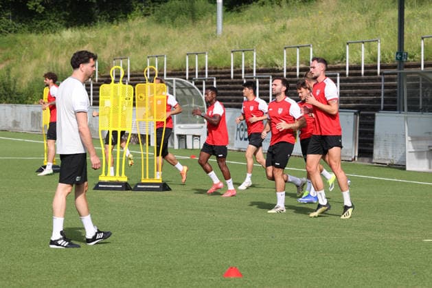 Trainingsauftakt der Sportfreunde Siegen zur Saison 2026 2027 im Leimbachstadion auf dem Kunstrasenplatz. Fussball Regionalliga West, Trainingsauftakt, Sportfreunde Siegen, am 22.06.2026 in Siegen Deutschland. *** Sportfreunde Siegens first training session of the 2026–2027 season at Leimbach Stadium on the artificial turf field; Regional League West, first training session, Sportfreunde Siegen, on June 22, 2026, in Siegen, Germany,detected_source_language