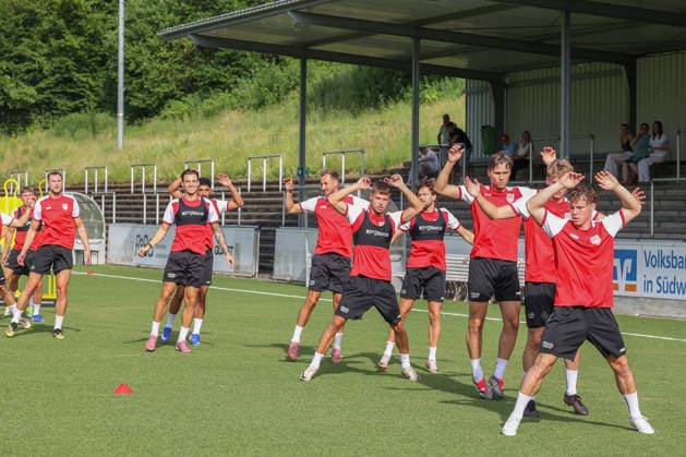 Trainingsauftakt der Sportfreunde Siegen zur Saison 2026 2027 im Leimbachstadion auf dem Kunstrasenplatz. Fussball Regionalliga West, Trainingsauftakt, Sportfreunde Siegen, am 22.06.2026 in Siegen Deutschland. *** Sportfreunde Siegens first training session of the 2026–2027 season at Leimbach Stadium on the artificial turf field; Regional League West, first training session, Sportfreunde Siegen, on June 22, 2026, in Siegen, Germany,detected_source_language