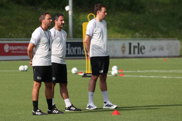 v. li. Trainer Boris Schommers (SI), Co-Trainer Mohamed Aslan (SI) und Jonathan Wolf (SI) Trainingsauftakt der Sportfreunde Siegen zur Saison 2026 2027 im Leimbachstadion auf dem Kunstrasenplatz. Fussball Regionalliga West, Trainingsauftakt, Sportfreunde Siegen, am 22.06.2026 in Siegen Deutschland. *** From left