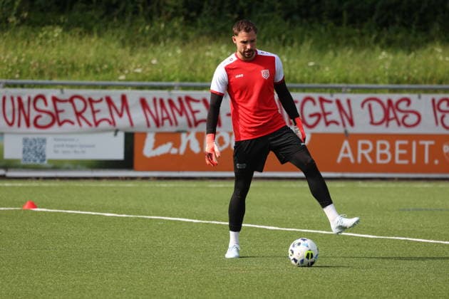 Torwart Marcel Johnen (SI) Trainingsauftakt der Sportfreunde Siegen zur Saison 2026 2027 im Leimbachstadion auf dem Kunstrasenplatz. Fussball Regionalliga West, Trainingsauftakt, Sportfreunde Siegen, am 22.06.2026 in Siegen Deutschland. *** Goalkeeper Marcel Johnen
