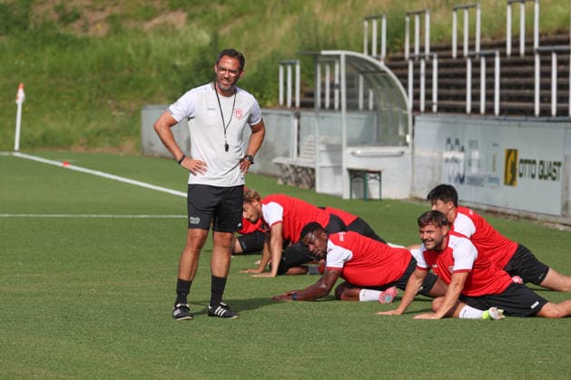 Trainer Boris Schommers (SI) li. Trainingsauftakt der Sportfreunde Siegen zur Saison 2026 2027 im Leimbachstadion auf dem Kunstrasenplatz. Fussball Regionalliga West, Trainingsauftakt, Sportfreunde Siegen, am 22.06.2026 in Siegen Deutschland. *** Coach Boris Schommers at the start of training for Sportfreunde Siegens 2026–2027 season at Leimbach Stadium on the artificial turf field. Regional League West, start of training, Sportfreunde Siegen, on June 22, 2026, in Siegen, Germany,detected_source_language