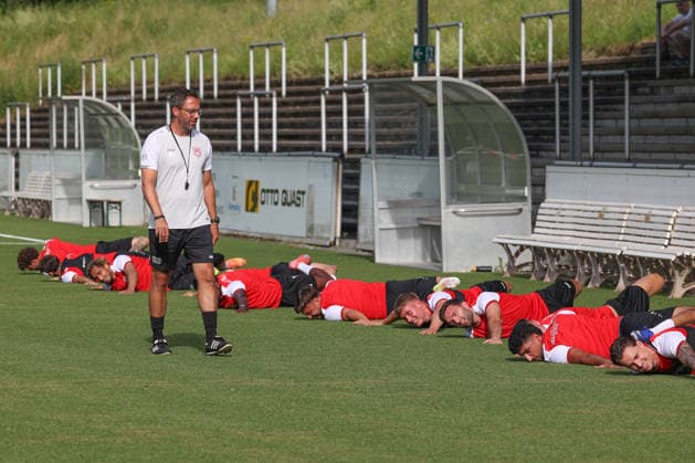 Trainer Boris Schommers (SI) li. Trainingsauftakt der Sportfreunde Siegen zur Saison 2026 2027 im Leimbachstadion auf dem Kunstrasenplatz. Fussball Regionalliga West, Trainingsauftakt, Sportfreunde Siegen, am 22.06.2026 in Siegen Deutschland. *** Coach Boris Schommers at the start of training for Sportfreunde Siegens 2026–2027 season at Leimbach Stadium on the artificial turf field. Regional League West, start of training, Sportfreunde Siegen, on June 22, 2026, in Siegen, Germany,detected_source_language