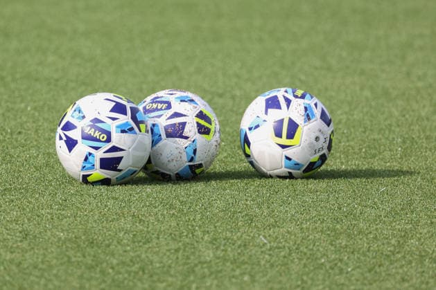 Allgemein, Feature, Randmotiv, Fussbaelle (Fußbälle) von Jako liegen auf dem Kunstrasenplatz Trainingsauftakt der Sportfreunde Siegen zur Saison 2026 2027 im Leimbachstadion auf dem Kunstrasenplatz. Fussball Regionalliga West, Trainingsauftakt, Sportfreunde Siegen, am 22.06.2026 in Siegen Deutschland. *** General, Feature, Side Note, Soccer Balls