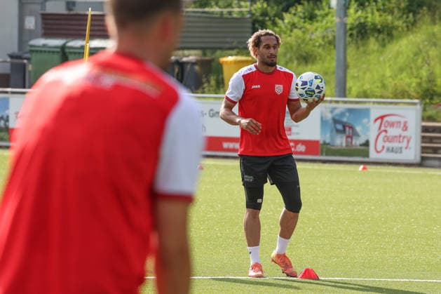 Kevin Goden (SI) Trainingsauftakt der Sportfreunde Siegen zur Saison 2026 2027 im Leimbachstadion auf dem Kunstrasenplatz. Fussball Regionalliga West, Trainingsauftakt, Sportfreunde Siegen, am 22.06.2026 in Siegen Deutschland. *** Kevin Goden SI