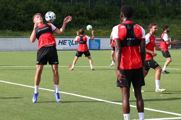 V. li. Leon Pursian (SI) und Josue Santo (SI) Trainingsauftakt der Sportfreunde Siegen zur Saison 2026 2027 im Leimbachstadion auf dem Kunstrasenplatz. Fussball Regionalliga West, Trainingsauftakt, Sportfreunde Siegen, am 22.06.2026 in Siegen Deutschland. *** From left