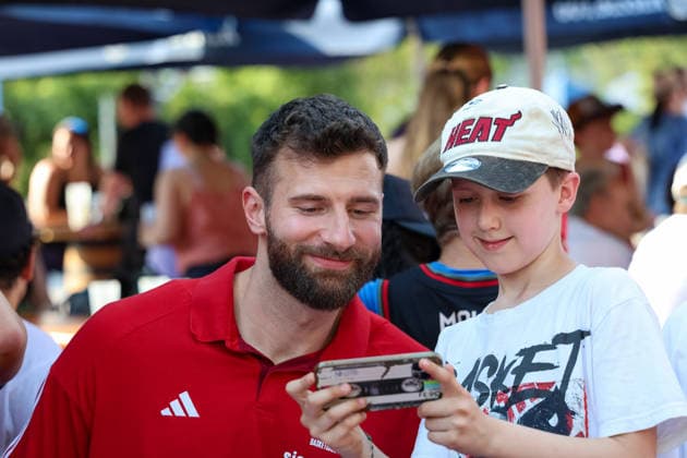 Leon Kratzer (FC Bayern Basketball, 08) macht Selfies mit Fans, GER, FC Bayern Basketball, Saisonabschluss Fan-Fest, Saison 2025 2026, 22.06.2026, GER, FC Bayern Basketball, Saisonabschluss Fan-Fest, Saison 2025 2026, 22.06.2026 Muenchen *** Leon Kratzer, FC Bayern Basketball, 08 takes selfies with fans, GER, FC Bayern Basketball, End-of-Season Fan Fest, 2025–2026 season, June 22, 2026, GER, FC Bayern Basketball, End-of-Season Fan Fest, 2025–2026 Season, June 22, 2026, Munich,detected_source_language Copyright: xEibner-Pressefoto JennixMaulx EP_JML