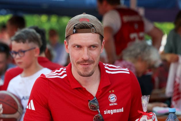 Andreas Obst (FC Bayern Basketball, 13) lacht, GER, FC Bayern Basketball, Saisonabschluss Fan-Fest, Saison 2025 2026, 22.06.2026, GER, FC Bayern Basketball, Saisonabschluss Fan-Fest, Saison 2025 2026, 22.06.2026 Muenchen *** Andreas Obst, FC Bayern Basketball, 13, laughing, GER, FC Bayern Basketball, End-of-Season Fan Fest, 2025–2026 season, June 22, 2026, GER, FC Bayern Basketball, End-of-Season Fan Fest, 2025–2026 Season, June 22, 2026, Munich,detected_source_language Copyright: xEibner-Pressefoto JennixMaulx EP_JML