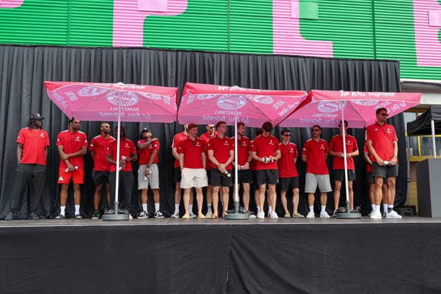 Das Team des FC Bayern Basketball auf der Buehne im Pineapple Park Muenchen, GER, FC Bayern Basketball, Saisonabschluss Fan-Fest, Saison 2025 2026, 22.06.2026, GER, FC Bayern Basketball, Saisonabschluss Fan-Fest, Saison 2025 2026, 22.06.2026 Muenchen *** The FC Bayern Basketball team on stage at Pineapple Park in Munich, GER, FC Bayern Basketball, End-of-Season Fan Fest, 2025–2026 season, June 22, 2026, GER, FC Bayern Basketball, End-of-Season Fan Fest, 2025–2026 Season, June 22, 2026, Munich,detected_source_language Copyright: xEibner-Pressefoto JennixMaulx EP_JML