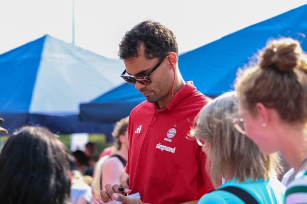 Oscar da Silva (FC Bayern Basketball, 01) schreibt Autogramme, GER, FC Bayern Basketball, Saisonabschluss Fan-Fest, Saison 2025 2026, 22.06.2026, GER, FC Bayern Basketball, Saisonabschluss Fan-Fest, Saison 2025 2026, 22.06.2026 Muenchen *** Oscar da Silva, FC Bayern Basketball, 01, signing autographs, GER, FC Bayern Basketball, End-of-Season Fan Fest, 2025–2026 season, June 22, 2026, GER, FC Bayern Basketball, End-of-Season Fan Fest, 2025–2026 Season, June 22, 2026, Munich,detected_source_language Copyright: xEibner-Pressefoto JennixMaulx EP_JML