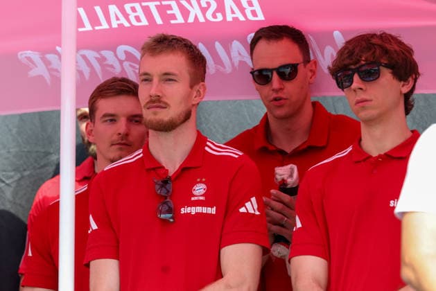Justuz Hollatz (FC Bayern Basketball, 21) mit Niels Giffey (FC Bayern Basketball, 05) und Johannes Voigtmann (FC Bayern Basketball, 07) mit Justinian Jessup (FC Bayern Basketball, 10), GER, FC Bayern Basketball, Saisonabschluss Fan-Fest, Saison 2025 2026, 22.06.2026, GER, FC Bayern Basketball, Saisonabschluss Fan-Fest, Saison 2025 2026, 22.06.2026 Muenchen *** Justuz Hollatz, FC Bayern Basketball, 21, with Niels Giffey, FC Bayern Basketball, 05, and Johannes Voigtmann, FC Bayern Basketball, 07, with Justinian Jessup, FC Bayern Basketball, 10, GER, FC Bayern Basketball, End-of-Season Fan Fest, 2025–2026 Season, June 22, 2026, GER, FC Bayern Basketball, End-of-Season Fan Fest, 2025–2026 Season, June 22, 2026, Munich,detected_source_language Copyright: xEibner-Pressefoto JennixMaulx EP_JML