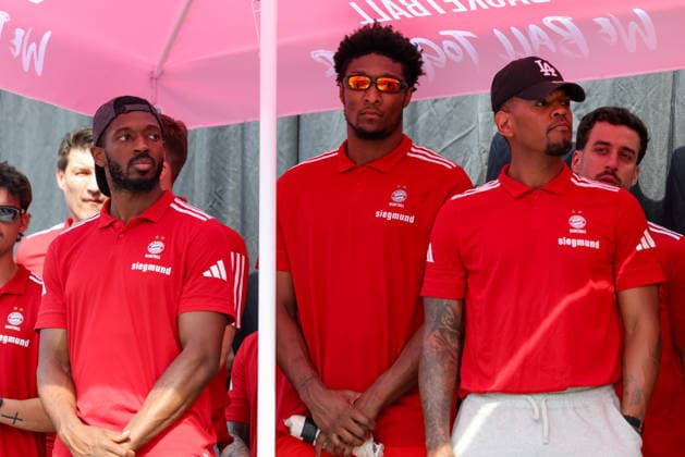 Kamar Baldwin (FC Bayern Basketball, 44) mit David McCormack (FC Bayern Basketball, 33) und Xavier Rathan-Mayes (FC Bayern Basketball, 04), GER, FC Bayern Basketball, Saisonabschluss Fan-Fest, Saison 2025 2026, 22.06.2026, GER, FC Bayern Basketball, Saisonabschluss Fan-Fest, Saison 2025 2026, 22.06.2026 Muenchen *** Kamar Baldwin, FC Bayern Basketball, 44, with David McCormack, FC Bayern Basketball, 33, and Xavier Rathan Mayes, FC Bayern Basketball, 04, GER, FC Bayern Basketball, End-of-Season Fan Fest, 2025–2026 Season, June 22, 2026, GER, FC Bayern Basketball, End-of-Season Fan Fest, 2025–2026 Season, June 22, 2026, Munich,detected_source_language Copyright: xEibner-Pressefoto JennixMaulx EP_JML