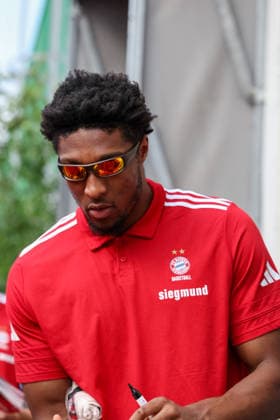 David McCormack (FC Bayern Basketball, 33) schreibt Autogramme, GER, FC Bayern Basketball, Saisonabschluss Fan-Fest, Saison 2025 2026, 22.06.2026, GER, FC Bayern Basketball, Saisonabschluss Fan-Fest, Saison 2025 2026, 22.06.2026 Muenchen *** David McCormack, FC Bayern Basketball, 33, signs autographs, GER, FC Bayern Basketball, End-of-Season Fan Fest, 2025–2026 season, June 22, 2026, GER, FC Bayern Basketball, End-of-Season Fan Fest, 2025–2026 Season, June 22, 2026, Munich,detected_source_language Copyright: xEibner-Pressefoto JennixMaulx EP_JML