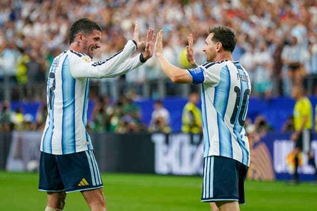 USA: Fußball FIFA World Cup, WM, Weltmeisterschaft, Fussball 2026 Gruppenphase, 2. Spieltag Argentinien vs Österreich AT&T Stadium (Arlington, Dallas County, Texas): Tor und Torjubel zum 1:0 durch Lionel Messi (Argentinien 10) Freude, Emotionen, Jubel Rodrigo De Paul (Argentinien 7) *** USA Soccer 2026 FIFA World Cup Group Stage, Matchday 2 Copyright: xJOERANxSTEINSIEKx