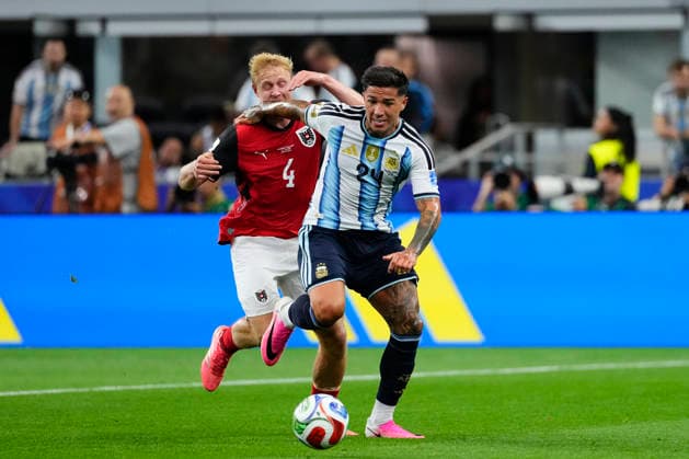 June 22, 2026, Arlington, Texas, United States: Enzo Fernandez of Argentina and Xaver Schlager of Austria compete for the ball during the FIFA World Cup, WM, Weltmeisterschaft, Fussball 2026 Group J match between Argentina and Austria at Dallas Stadium on June 22, 2026 in Arlington, Texas. Arlington United States - ZUMAa181 20260622_zaa_a181_059 Copyright: xJosexBretonx