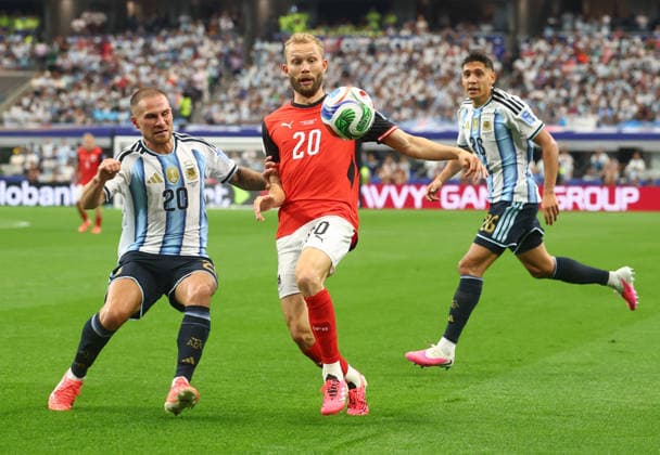 Argentina s Alexis Mac Allister (20) fights for the ball with Austria s Konrad Laimer in the second half of a FIFA World Cup, WM, Weltmeisterschaft, Fussball match at AT&T Stadium in Dallas, Texas, on Monday, June 22, 2026.  DAL20260622915 CHRISTIANxBRUNSKILL