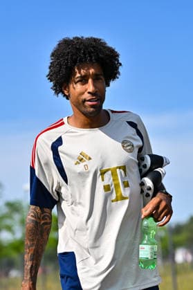 Trainingsauftakt FC Bayern München II; 22.06.2026 MÜNCHEN, GERMANY - 22. June: im Bild DANTE Bonfim Costa Santos Cheftrainer FC Bayern München II vor dem Trainingsauftakt der kleinen Bayern *** FC Bayern Munich II Kicks Off Training Season on June 22, 2026, in Munich, Germany. Pictured Copyright: xBEAUTIFULxSPORTS Goldbergx