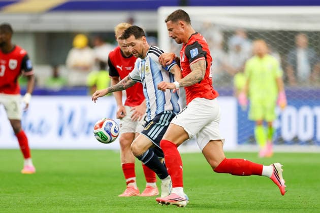 Lionel Messi (Argentinia) und Marco Friedl (Austria) battle for the ball during the FIFA World Cup, WM, Weltmeisterschaft, Fussball 2026 Group J match between Argentina and Austria at Dallas Stadium on June 22, 2026 in Dallas, United States. (Photo by Torbjorn Tande DeFodi Images) - *** Lionel Messi of Argentina and Marco Friedl of Austria battle for the ball during the 2026 FIFA World Cup Group J match between Argentina and Austria at Dallas Stadium on June 22, 2026, in Dallas, United States. Photo by Torbjorn Tande, DeFodi Images,detected_source_language