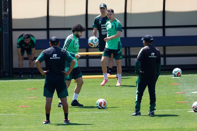 Mexico s striker Cesar Huerta (2L) in action during a team s training session in Guadalajara, Mexico, 22 June 2026. Mexico s training session !ACHTUNG: NUR REDAKTIONELLE NUTZUNG!  Copyright: xSashenkaxGutiérrezx GRAF3468 20260622-55020677100_1