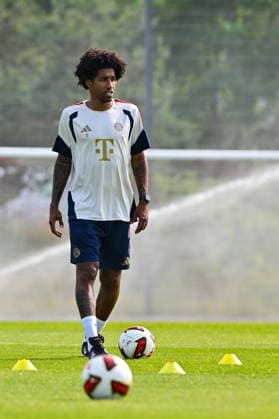 Trainingsauftakt FC Bayern München II; 22.06.2026 MÜNCHEN, GERMANY - 22. June: im Bild DANTE Bonfim Costa Santos Cheftrainer FC Bayern München II vor beim Trainingsauftakt der kleinen Bayern *** FC Bayern Munich II Kicks Off Training Season on June 22, 2026, in Munich, Germany. Pictured Copyright: xBEAUTIFULxSPORTS Goldbergx
