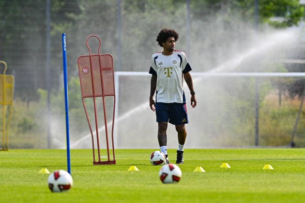 Trainingsauftakt FC Bayern München II; 22.06.2026 MÜNCHEN, GERMANY - 22. June: im Bild DANTE Bonfim Costa Santos Cheftrainer FC Bayern München II vor beim Trainingsauftakt der kleinen Bayern *** FC Bayern Munich II Kicks Off Training Season on June 22, 2026, in Munich, Germany. Pictured Copyright: xBEAUTIFULxSPORTS Goldbergx
