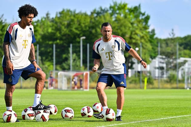 Trainingsauftakt FC Bayern München II; 22.06.2026 MÜNCHEN, GERMANY - 22. June: im Bild DANTE Bonfim Costa Santos Cheftrainer FC Bayern München II und Babak KEYHANFAR CO-Trainer FC Bayern München II beim Trainingsauftakt der kleinen Bayern *** FC Bayern Munich II Kicks Off Training Season on June 22, 2026, in Munich, Germany. Pictured Copyright: xBEAUTIFULxSPORTS Goldbergx