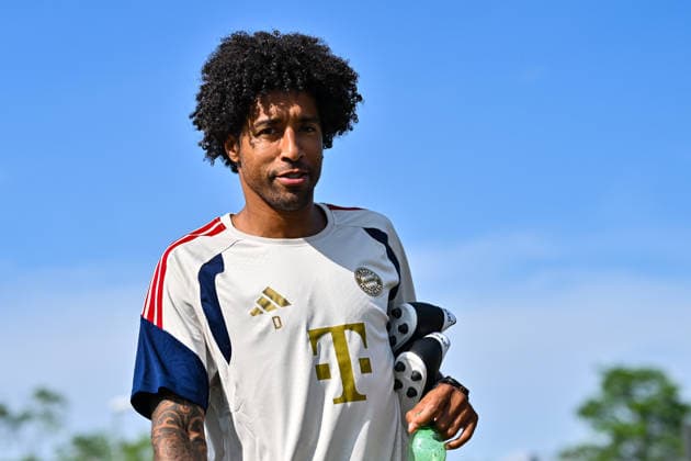Trainingsauftakt FC Bayern München II; 22.06.2026 MÜNCHEN, GERMANY - 22. June: im Bild DANTE Bonfim Costa Santos Cheftrainer FC Bayern München II vor dem Trainingsauftakt der kleinen Bayern *** FC Bayern Munich II Kicks Off Training Season on June 22, 2026, in Munich, Germany. Pictured Copyright: xBEAUTIFULxSPORTS Goldbergx