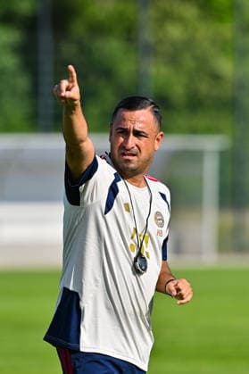 Trainingsauftakt FC Bayern München II; 22.06.2026 MÜNCHEN, GERMANY - 22. June: im Bild Babak KEYHANFAR CO-Trainer FC Bayern München II beim Trainingsauftakt der kleinen Bayern *** FC Bayern Munich II Kicks Off Training Season on June 22, 2026, in Munich, Germany. Pictured Copyright: xBEAUTIFULxSPORTS Goldbergx