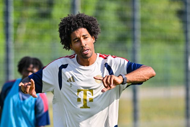 Trainingsauftakt FC Bayern München II; 22.06.2026 MÜNCHEN, GERMANY - 22. June: im Bild DANTE Bonfim Costa Santos Cheftrainer FC Bayern München II beim Trainingsauftakt der kleinen Bayern *** FC Bayern Munich II Kicks Off Training Season on June 22, 2026, in Munich, Germany. Pictured Copyright: xBEAUTIFULxSPORTS Goldbergx