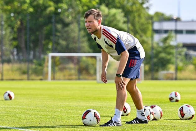 Trainingsauftakt FC Bayern München II; 22.06.2026 MÜNCHEN, GERMANY - 22. June: im Bild Christian STRÖBEL CO-Trainer FC Bayern München II beim Trainingsauftakt der kleinen Bayern *** FC Bayern Munich II Kicks Off Training Season on June 22, 2026, in Munich, Germany. Pictured Copyright: xBEAUTIFULxSPORTS Goldbergx