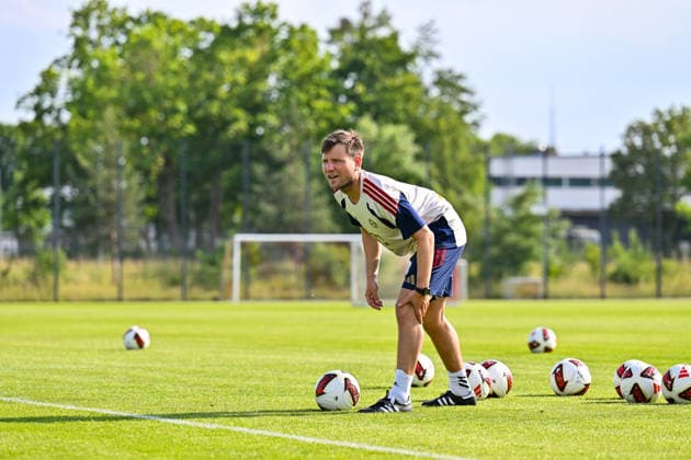 Trainingsauftakt FC Bayern München II; 22.06.2026 MÜNCHEN, GERMANY - 22. June: im Bild Christian STRÖBEL CO-Trainer FC Bayern München II beim Trainingsauftakt der kleinen Bayern *** FC Bayern Munich II Kicks Off Training Season on June 22, 2026, in Munich, Germany. Pictured Copyright: xBEAUTIFULxSPORTS Goldbergx