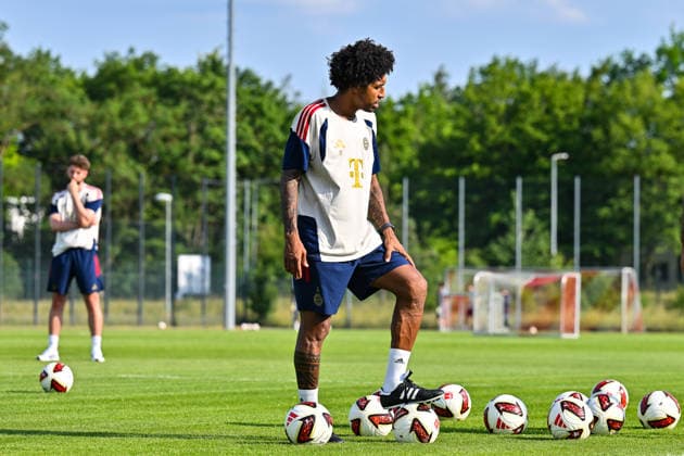 Trainingsauftakt FC Bayern München II; 22.06.2026 MÜNCHEN, GERMANY - 22. June: im Bild DANTE Bonfim Costa Santos Cheftrainer FC Bayern München II beim Trainingsauftakt der kleinen Bayern *** FC Bayern Munich II Kicks Off Training Season on June 22, 2026, in Munich, Germany. Pictured Copyright: xBEAUTIFULxSPORTS Goldbergx