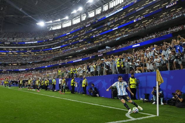 FIFA World Cup, WM, Weltmeisterschaft, Fussball 2026 - Group J - Argentina vs Austria Lionel Messi of Argentina takes a corner kick during the FIFA World Cup 2026 group stage match Argentina against Austria, in Dallas, USA, 22 June 2026. DALLAS United States  Copyright: xJEFFREYxMCWHORTERx