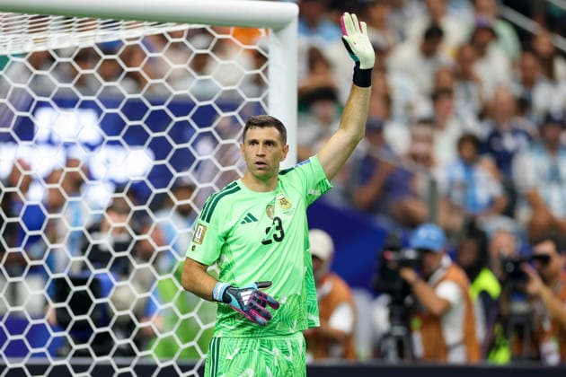 Torhueter Emiliano Martinez (Argentinia) gestures during the FIFA World Cup, WM, Weltmeisterschaft, Fussball 2026 Group J match between Argentina and Austria at Dallas Stadium on June 22, 2026 in Dallas, United States. (Photo by Torbjorn Tande DeFodi Images) - *** Goalkeeper Emiliano Martinez of Argentina gestures during the 2026 FIFA World Cup Group J match between Argentina and Austria at Dallas Stadium on June 22, 2026, in Dallas, United States. Photo by Torbjorn Tande, DeFodi Images,detected_source_language