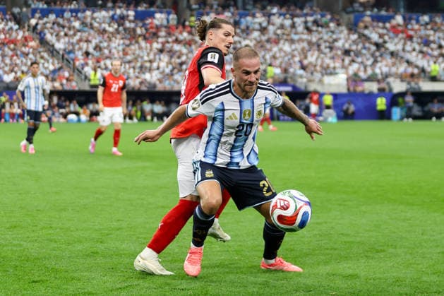 Marcel Sabitzer (Austria) und Alexis Mac Allister (Argentinia) battle for the ball during the FIFA World Cup, WM, Weltmeisterschaft, Fussball 2026 Group J match between Argentina and Austria at Dallas Stadium on June 22, 2026 in Dallas, United States. (Photo by Torbjorn Tande DeFodi Images) - *** Marcel Sabitzer of Austria and Alexis Mac Allister of Argentina battle for the ball during the 2026 FIFA World Cup Group J match between Argentina and Austria at Dallas Stadium on June 22, 2026, in Dallas, United States. Photo by Torbjorn Tande, DeFodi Images,detected_source_language