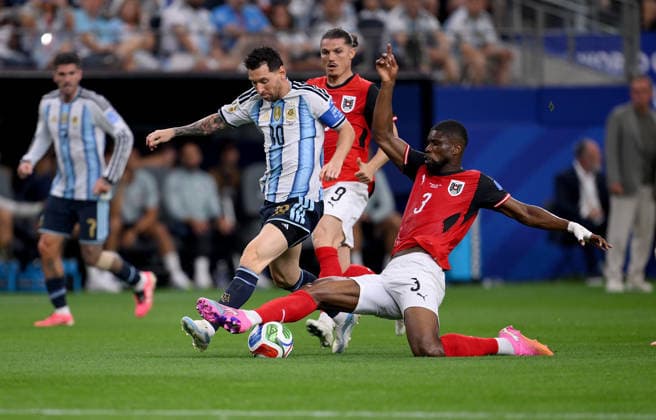 Fussball FIFA WM 2026 Vorrunde Gruppe J in Dallas Argentinien - Oesterreich 22.06.2026 Lionel Messi (li, Argentinien) gegen Kevin Danso (re, Oesterreich) *** Soccer