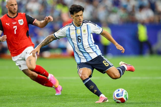 Lisandro Martinez (Argentinia) controls the ball during the FIFA World Cup, WM, Weltmeisterschaft, Fussball 2026 Group J match between Argentina and Austria at Dallas Stadium on June 22, 2026 in Dallas, United States. (Photo by Torbjorn Tande DeFodi Images) - *** Lisandro Martinez of Argentina controls the ball during the 2026 FIFA World Cup Group J match between Argentina and Austria at Dallas Stadium on June 22, 2026, in Dallas, United States. Photo by Torbjorn Tande, DeFodi Images,detected_source_language