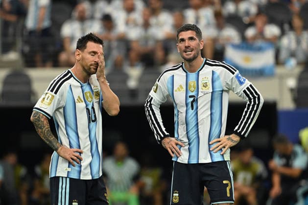 Argentina v Austria: Group J - FIFA World Cup, WM, Weltmeisterschaft, Fussball 2026 Lionel Messi of Argentina and Rodrigo De Paul react after Messi misses a penalty during the FIFA World Cup Group J match between Argentina and Austria at Dallas Stadium in Dallas, United States, on June 22, 2026. Dallas Texas United States  Copyright: xMIxNewsx originalFilename:fletcher-argentin260622_npsaz.jpg
