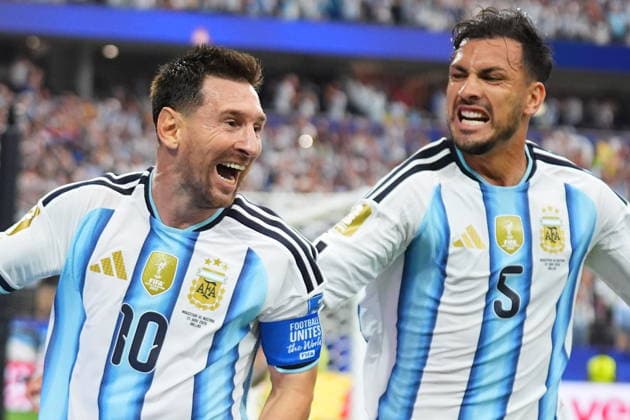 FIFA World Cup, WM, Weltmeisterschaft, Fussball 2026 - Group J - Argentina vs Austria Lionel Messi (L) of Argentina celebrates with teammate Leandro Paredes after scoring the 2-0 goal during the FIFA World Cup 2026 group stage match Argentina against Austria, in Dallas, USA, 22 June 2026. DALLAS United States  Copyright: xJEFFREYxMCWHORTERx