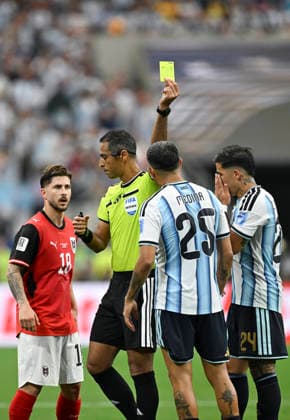 (260623) -- DALLAS, June 23, 2026 -- Facundo Medina (2nd R) of Argentina receives a yellow card during the group J match between Argentina and Austria at the 2026 FIFA World Cup, WM, Weltmeisterschaft, Fussball at Dallas Stadium in Dallas, the United States, June 22, 2026. ) (SP)U.S.-DALLAS-FOOTBALL-FIFA WORLD CUP-GROUP J-ARG VS AUT ChengxMin 
