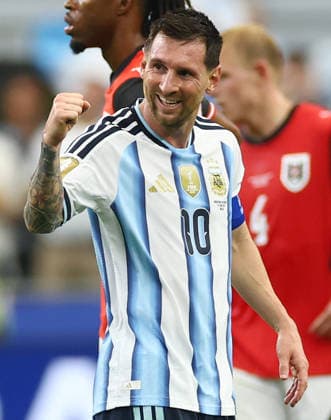 Argentina s Lionel Messi gestures as he walks off the field after Argentina defeated Austria 2-0 in a FIFA World Cup, WM, Weltmeisterschaft, Fussball match at AT&T Stadium in Dallas, Texas, on Monday, June 22, 2026. Messi scored twice and became the all-time leading goal-scorer in World Cup history.  DAL20260622928 CHRISTIANxBRUNSKILL