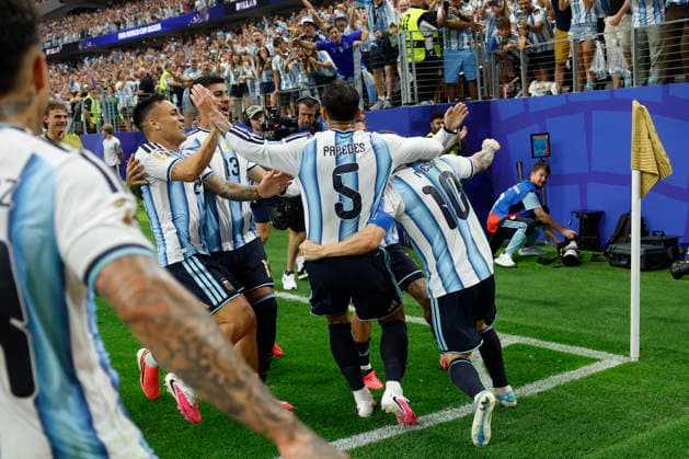 Argentina s players celebrate victory following the FIFA World Cup, WM, Weltmeisterschaft, Fussball 2026 soccer match between Argentina and Austria in Arlington, Texas (United States), 22 June 2026. Argentina vs Austria !ACHTUNG: NUR REDAKTIONELLE NUTZUNG!  Copyright: xMariscalx GRAF3607 20260622-55020677421_1
