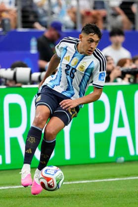 June 22, 2026, Arlington, Texas, United States: Nahuel Molina of Argentina controls the ball during the FIFA World Cup, WM, Weltmeisterschaft, Fussball 2026 Group J match between Argentina and Austria at Dallas Stadium on June 22, 2026 in Arlington, Texas. Arlington United States - ZUMAa181 20260622_zaa_a181_102 Copyright: xJosexBretonx