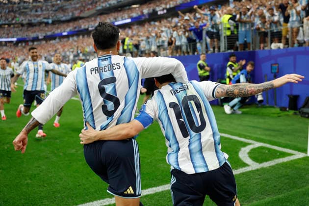 Argentina s players celebrate victory following the FIFA World Cup, WM, Weltmeisterschaft, Fussball 2026 soccer match between Argentina and Austria in Arlington, Texas (United States), 22 June 2026. Argentina vs Austria !ACHTUNG: NUR REDAKTIONELLE NUTZUNG!  Copyright: xMariscalx GRAF3606 20260622-55020677424_1